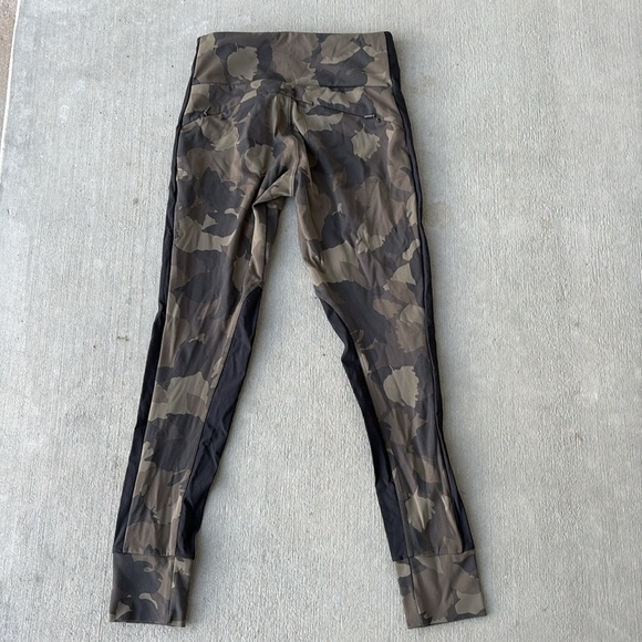 Athelta ESSEX HYBRID CAMO TIGHT Small - Picture 3 of 3